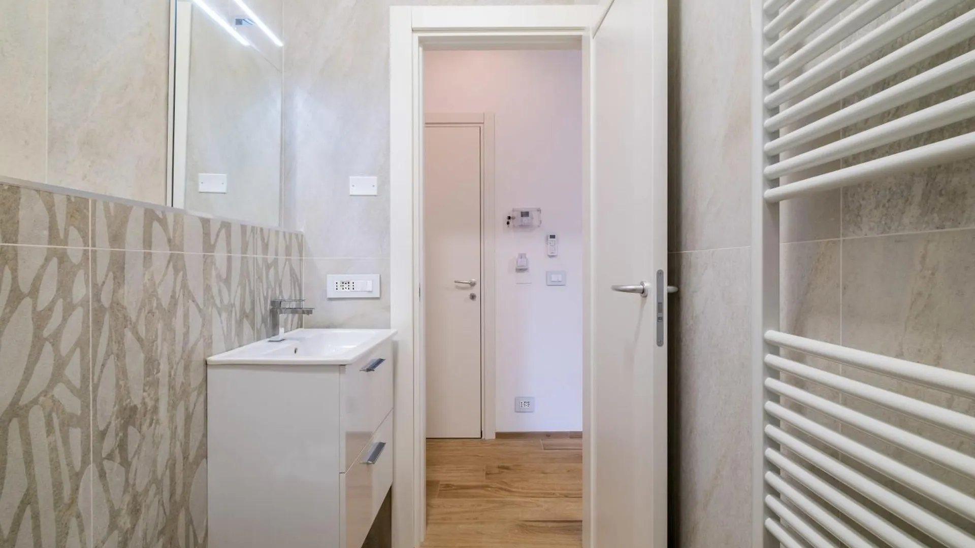 Homeby, Casa Due Agosto Bolonia 0*,