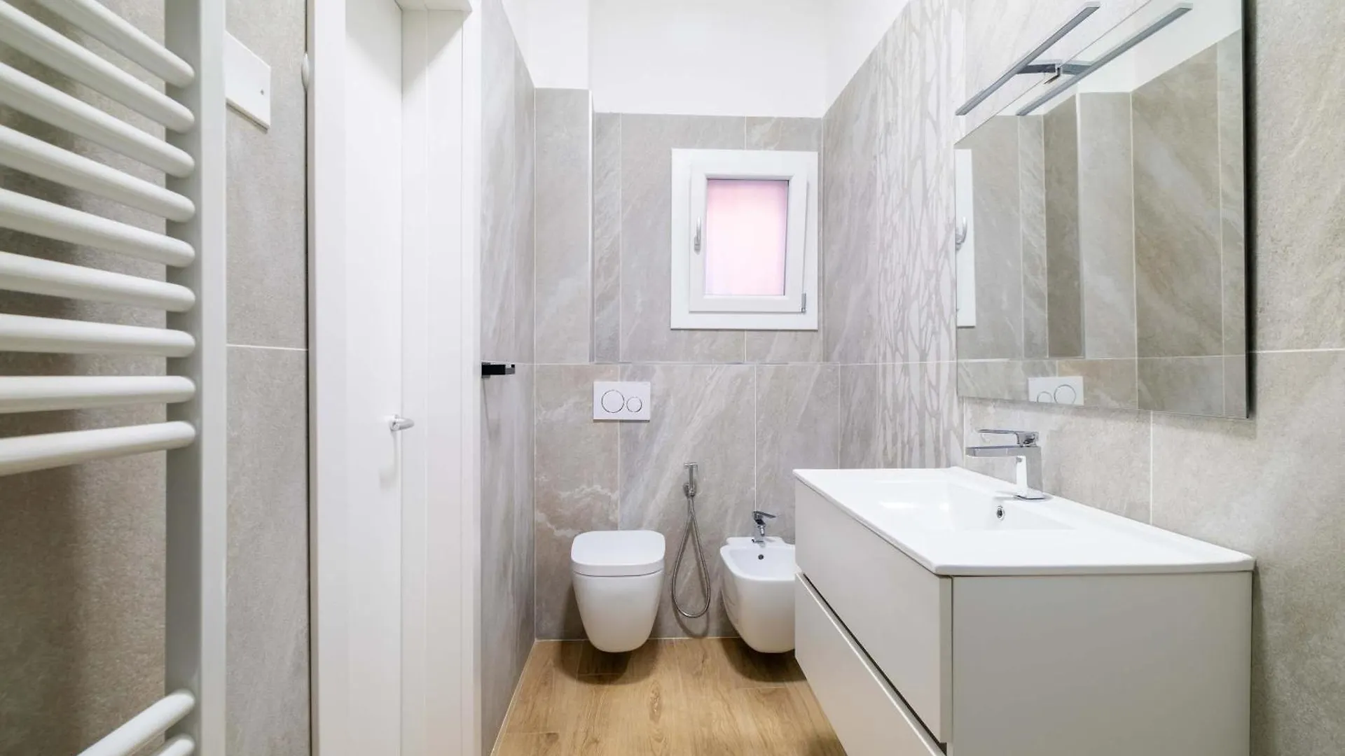 Homeby, Casa Due Agosto Bolonia 0*,